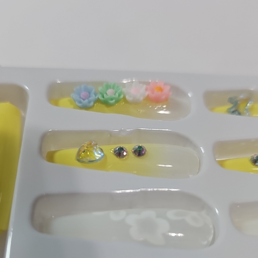 Handmade 3D Floral & Crystal Yellow Ombre Coffin Press-On Nails - 12pc Set New - Picture 3 of 7